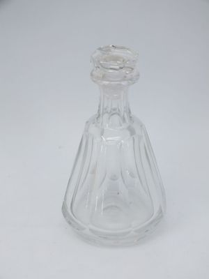 une bouteille en verre transparent munie d'un bouchon