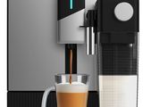 gros plan d'une machine à café avec une tasse de café