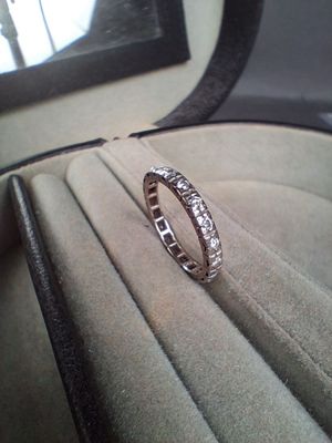 Alliance américaine en or blanc (750/1000e) ornée de diamant…