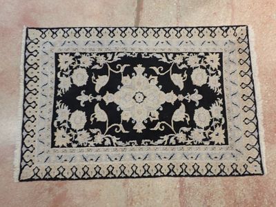 un gros plan d'un tapis posé sur un sol carrelé
