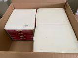 deux boîtes qui se trouvent dans un carton