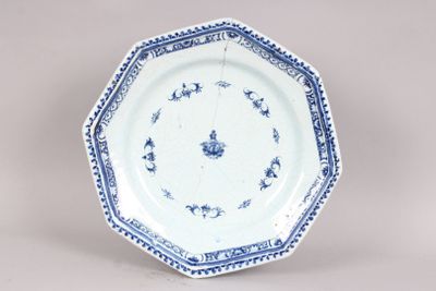 assiette bleue et blanche ornée d'un motif d'oiseaux et de fleurs