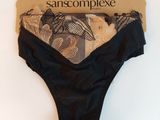 une culotte noire ornée d'un motif noir et blanc