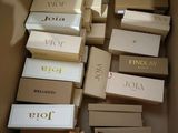 plusieurs cartons contenant différents types de chaussures dans un même carton