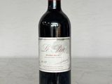 une bouteille de vin rouge posée sur une table