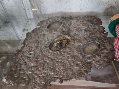 une table en bois surmontée d'une horloge