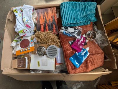 318 / 1 palette de 105 kg de mix (papier à poncer, tap…