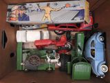 une boîte remplie de petites voitures et d'un petit camion