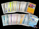 beaucoup de cartes Pokémon posées ensemble sur la table