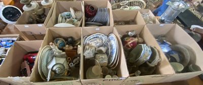 Des cartons contenant divers objets sont posés sur une table dans une pièce