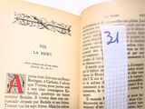 un livre ouvert d'où dépasse une feuille de papier