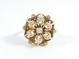 gros plan d'une bague en or avec des diamants sur fond blanc