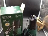 une boîte contenant une lampe et un cordon d'alimentation, posée par terre