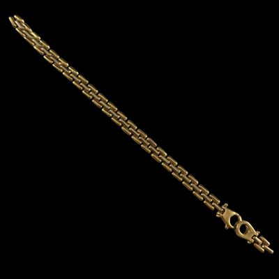 un bracelet en or orné d'une croix