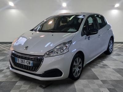 la petite voiture blanche est garée dans le garage sur un sol en damier