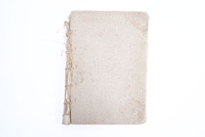 une feuille de papier posée sur une table