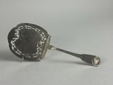 une cuillère en argent ornée d'un motif noir et blanc