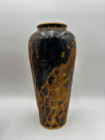 Vase en céramique bleu de four craquelé, garni d’un décor en lait...
