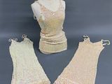 trois robes et un mannequin sur un pied de mannequin