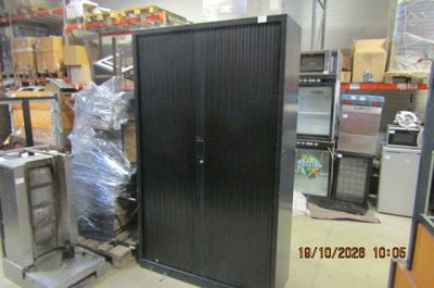 une armoire noire au milieu d'une pièce