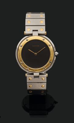 gros plan d'une montre sur une surface noire avec un fond noir