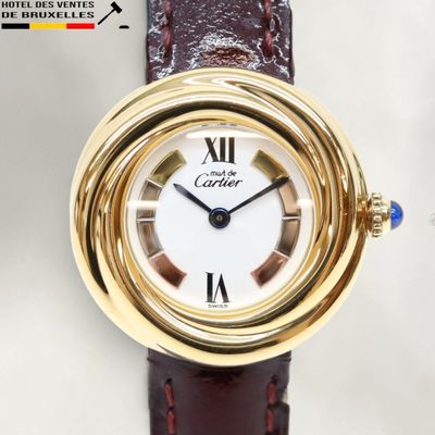 une image d'un gros plan d'une montre-bracelet avec des chiffres romains