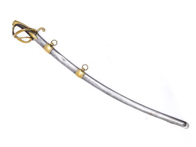 une épée argentée et dorée sur fond blanc, avec une poignée dorée