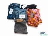 quatre paires de jeans pour femme, encore étiquetées, sur fond blanc