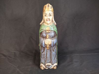 l'image d'une statue de femme avec une couronne sur la tête