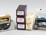 trois boîtes contenant différents modèles de voitures