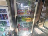 un réfrigérateur contenant des boissons, dans un magasin