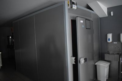 une salle de bain avec toilettes et lavabo
