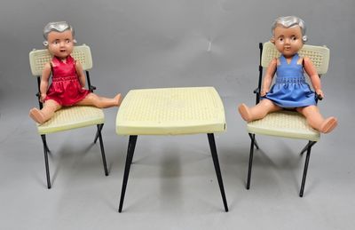 115 / val / Lot comprenant un couple de petites poupée…