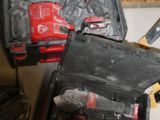 deux outils dans la mallette posée sur le sol