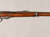 un vieux fusil avec un canon en bois sur fond blanc