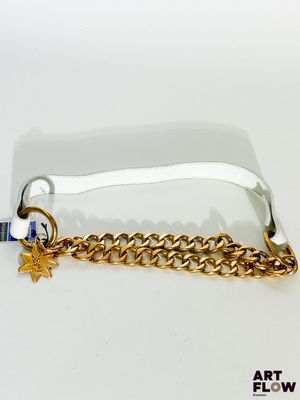la chaîne en or est attachée à un sac transparent orné d'un pendentif en forme d'étoile