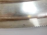un plateau en argent posé sur une table, sur lequel se trouve un couteau