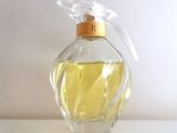 l'image d'un flacon de parfum posé sur une table