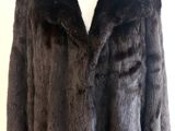 Ce manteau de fourrure est en fourrure de vison et possède un large col.