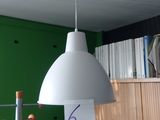 une lumière blanche suspendue au plafond d'une salle verte