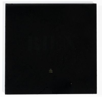 l'image d'une photo en noir et blanc représentant un objet carré