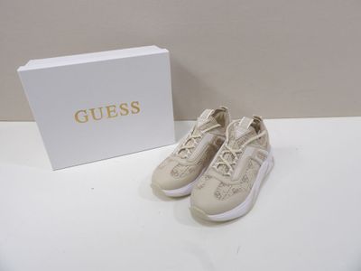 chaussures Guess blanches avec un logo doré sur le côté