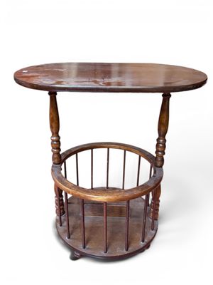 Petit GUERIDON PORTE-REVUE en bois teinté façon merisier, le…