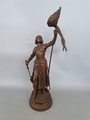 statue d'une femme tenant un oiseau et un drapeau, posée sur un socle