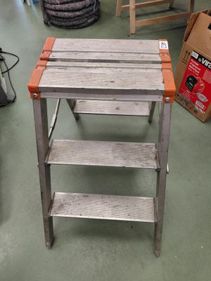 une table en bois surmontée d'une étagère, dans un magasin