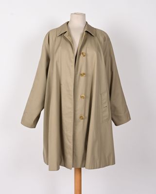 une image d'un manteau de femme sur un support de mannequin