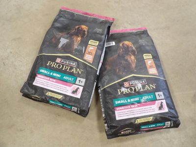 deux sacs d'aliments pour chiens de petite race « Pro Plan » posés par terre