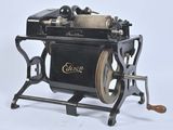 une machine à coudre à l'ancienne qui est exposée