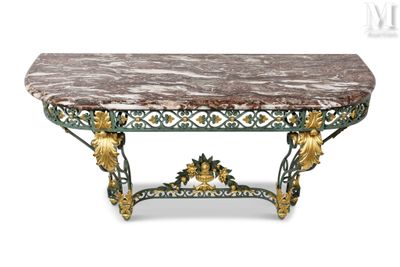 une image représentant une table au plateau en marbre orné d'un motif à la feuille d'or