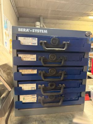 une pile de boîtes bleues empilées les unes sur les autres